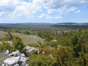Chez Fanchon - Gîte Le Larzac, vue du paysage autour du village et des gites.
