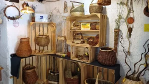Boutique vannerie artisanale Atelier de JoVanne "faire de ses mains, à un rythme normal, avec attention et passion... chaque pièce est unique et vibrante d'une âme que la machine ne pourra jamais reproduire"